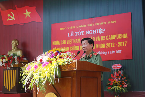 Lieutenant General Nguyen Van Son - Deputy Minister of Public Security spoke at the graduation ceremony